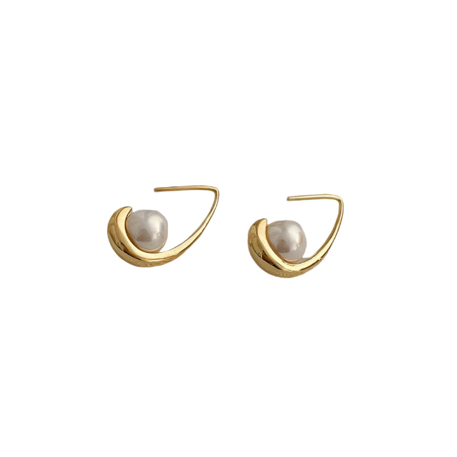 Gold pearl hook earring
